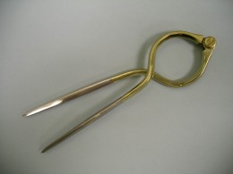 Single-Handed Brass Divider